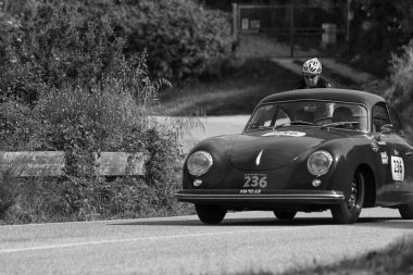 Pesaro Colle San Bartolo, İtalya - Mayıs 17-2018: Porsche 356 1500 süper 1953 tarihinde eski bir yarış araba ralli Mille Miglia 2018 ünlü İtalyan tarihi Formula (1927-1957)
