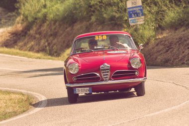 Pesaro Colle San Bartolo, İtalya - 17 Mayıs - 2018: Alfa Romeo 1900 C Super Sprint Touring 1954 Mille Miglia 2018 rallisinde eski bir yarış arabası ile ünlü İtalyan tarihi yarışı (1927-1957))