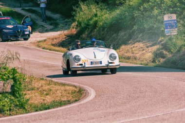 Pesaro Colle San Bartolo, İtalya - Mayıs 17-2018: Porsche 356 1500 Speedster 1955 tarihinde eski bir yarış araba ralli Mille Miglia 2018 ünlü İtalyan tarihi Formula (1927-1957)