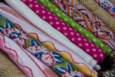 Beyaz arka planda renkli banyo havluları yığını. Gökkuşağı renkli havlular izole edildi. Üst görüş. Hijyen, kumaş, spa ve tekstil konsepti.