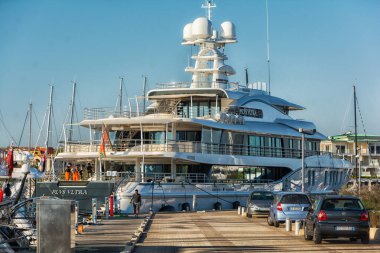 Olbia Sardinia, 19 Ağustos 2019: Olbia Limanı 'ndaki Maxy yatı