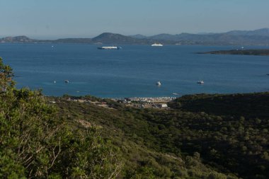 Sardunya golfo aranci 'deki beyaz plajın panariamik manzarası