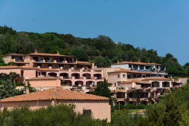 Porto Cervo sardunya, 13 Ağustos 2019 : Yatlı küçük pevero plajının panoramik manzarası