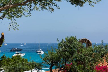 Porto Cervo sardunya, 13 Ağustos 2019 : Yatlı küçük pevero plajının panoramik manzarası