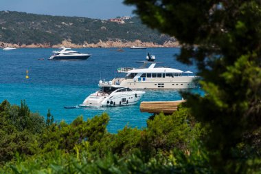 Porto Cervo sardunya, 13 Ağustos 2019 : Yatlı küçük pevero plajının panoramik manzarası