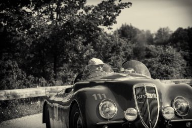 Pesaro Colle San Bartolo, İtalya - 17 Mayıs - 2018: Lancia β lia 1350 1937 Mille Miglia 2018 rallisinde eski bir yarış arabası üzerinde ünlü İtalyan tarihi yarışı (1927-1957))