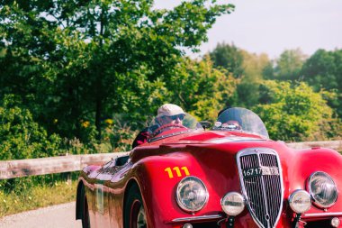 Pesaro Colle San Bartolo, İtalya - 17 Mayıs - 2018: Lancia β lia 1350 1937 Mille Miglia 2018 rallisinde eski bir yarış arabası üzerinde ünlü İtalyan tarihi yarışı (1927-1957))