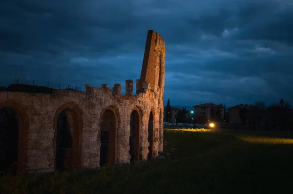 Uma Vista Para Ruínas Anfiteatro Romano Noite Gubbio Itália — Fotografia de Stock