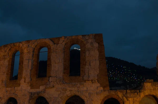 イタリア グッビオの夜のローマ時代の円形劇場の遺跡を調べる眺め — ストック写真