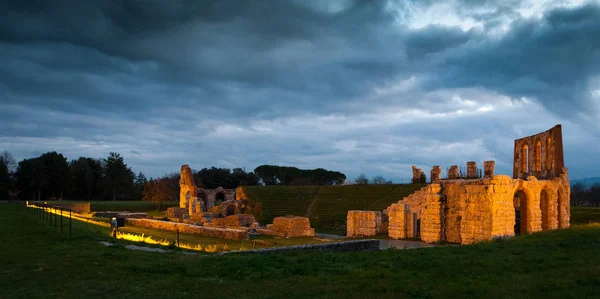 Pohled Zřícenin Římského Amfiteátru Noci Gubbio Itálie — Stock fotografie