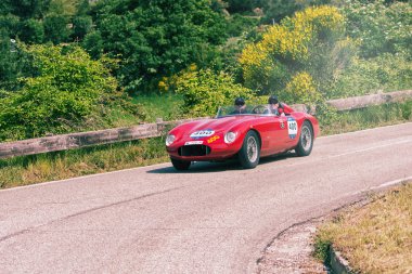 O.S.C.A Tn. 1500 1955 Mille Miglia 2018 rallisindeki eski bir yarış arabasında ünlü İtalyan tarihi yarışı (1927-1957)