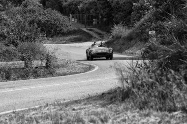 Ferrari 500 Mondial Spider Scaglietti 1954 rallisinde eski bir yarış arabası üzerinde Mille Miglia 2018 ünlü İtalyan tarihi yarışı (1927-1957))