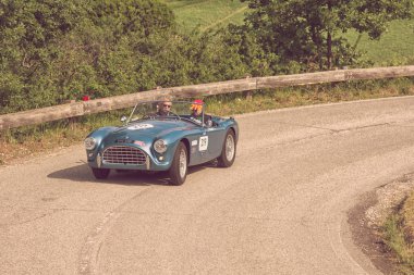 Pesaro Colle San Bartolo, İtalya - Mayıs 17-2018: eski bir yarış araba ralli Mille Miglia 2018 ünlü İtalyan tarihi Formula (1927-1957 yılında A.C. Ace 1954)