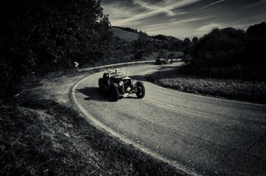 PESARO SAN BARTOLO, İTALYA 17 MAYIS 2018: O.M. 665 S MM SUPERBA 2000 1927 Mille Miglia 2018 rallisinde eski bir yarış arabası üzerine ünlü İtalyan tarihi yarışı (1927-1957))