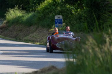 Pesaro Colle San Bartolo, İtalya - 17 Mayıs - 2018: Zanussi Fiat 500 Sport Vendram E 1947 Mille Miglia 2018 rallisinde eski bir yarış arabası üzerinde ünlü İtalyan tarihi yarışı (1927-1957))