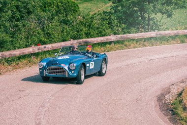 Pesaro Colle San Bartolo, İtalya - Mayıs 17-2018: eski bir yarış araba ralli Mille Miglia 2018 ünlü İtalyan tarihi Formula (1927-1957 yılında A.C. Ace 1954)