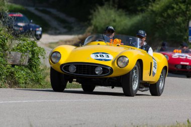 Pesaro Colle San Bartolo, İtalya - 17 Mayıs - 2018: Ferrari 750 Monza Spider Scaglietti 1951 Mille Miglia 2018 rallisinde eski bir yarış arabası üzerine ünlü İtalyan tarihi yarışı (1927-1957))