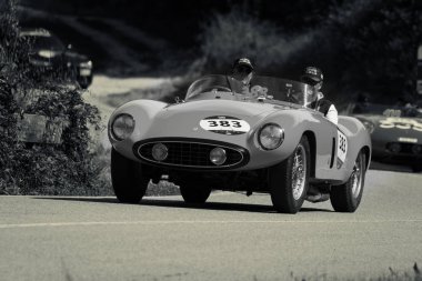 Pesaro Colle San Bartolo, İtalya - 17 Mayıs - 2018: Ferrari 750 Monza Spider Scaglietti 1951 Mille Miglia 2018 rallisinde eski bir yarış arabası üzerine ünlü İtalyan tarihi yarışı (1927-1957))