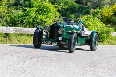 Pesaro Colle San Bartolo, İtalya - 17 Mayıs 2018: Aston Martin Ulster 1935 Mille Miglia 2018 rallisinde eski bir yarış arabası ile ünlü İtalyan tarihi yarışı (1927-1957))