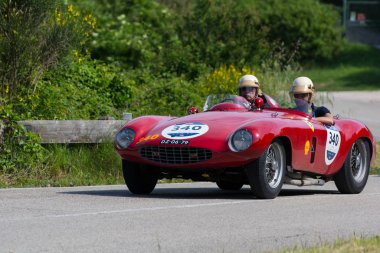 Pesaro Colle San Bartolo, İtalya - 17 Mayıs 2018: Ferrari 750 Monza Spider Scaglietti 1954 Mille Miglia 2018 rallisinde eski bir yarış arabası üzerinde ünlü İtalyan tarihi yarışı (1927-1957))