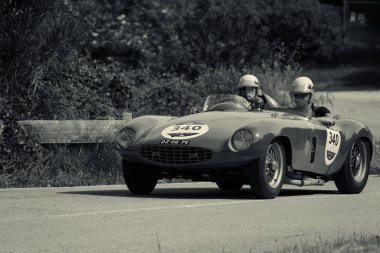Pesaro Colle San Bartolo, İtalya - 17 Mayıs 2018: Ferrari 750 Monza Spider Scaglietti 1954 Mille Miglia 2018 rallisinde eski bir yarış arabası üzerinde ünlü İtalyan tarihi yarışı (1927-1957))