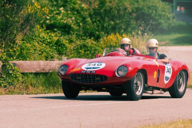 Pesaro Colle San Bartolo, İtalya - 17 Mayıs 2018: Ferrari 750 Monza Spider Scaglietti 1954 Mille Miglia 2018 rallisinde eski bir yarış arabası üzerinde ünlü İtalyan tarihi yarışı (1927-1957))