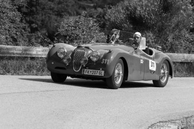 Pesaro Colle San Bartolo, İtalya - 17 Mayıs 2018: Jaguar Xk 120 Ot 1954 Mille Miglia 2018 rallisinde eski bir yarış arabası üzerinde ünlü İtalyan tarihi yarışı (1927-1957))