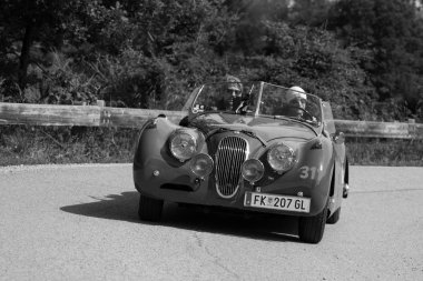 Pesaro Colle San Bartolo, İtalya - 17 Mayıs 2018: Jaguar Xk 120 Ot 1954 Mille Miglia 2018 rallisinde eski bir yarış arabası üzerinde ünlü İtalyan tarihi yarışı (1927-1957))