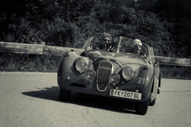 Pesaro Colle San Bartolo, İtalya - 17 Mayıs 2018: Jaguar Xk 120 Ot 1954 Mille Miglia 2018 rallisinde eski bir yarış arabası üzerinde ünlü İtalyan tarihi yarışı (1927-1957))