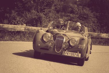Pesaro Colle San Bartolo, İtalya - 17 Mayıs 2018: Jaguar Xk 120 Ot 1954 Mille Miglia 2018 rallisinde eski bir yarış arabası üzerinde ünlü İtalyan tarihi yarışı (1927-1957))