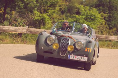 Pesaro Colle San Bartolo, İtalya - 17 Mayıs 2018: Jaguar Xk 120 Ot 1954 Mille Miglia 2018 rallisinde eski bir yarış arabası üzerinde ünlü İtalyan tarihi yarışı (1927-1957))