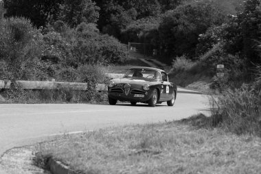 Pesaro Colle San Bartolo, İtalya - 17 Mayıs - 2018: Alfa Romeo 1900 C Super Sprint Touring 1956 Mille Miglia 2018 rallisinde eski bir yarış arabası ile ünlü İtalyan tarihi yarışı (1927-1957))
