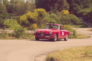 Pesaro Colle San Bartolo, İtalya - 17 Mayıs - 2018: Alfa Romeo 1900 C Super Sprint Touring 1956 Mille Miglia 2018 rallisinde eski bir yarış arabası ile ünlü İtalyan tarihi yarışı (1927-1957))