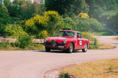 Pesaro Colle San Bartolo, İtalya - 17 Mayıs - 2018: Alfa Romeo 1900 C Super Sprint Touring 1956 Mille Miglia 2018 rallisinde eski bir yarış arabası ile ünlü İtalyan tarihi yarışı (1927-1957))