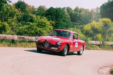 Pesaro Colle San Bartolo, İtalya - 17 Mayıs - 2018: Alfa Romeo 1900 C Super Sprint Touring 1956 Mille Miglia 2018 rallisinde eski bir yarış arabası ile ünlü İtalyan tarihi yarışı (1927-1957))