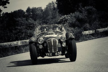 Pesaro Colle San Bartolo, İtalya - 17 Mayıs 2018: Frazer-Nash Le Mans Replica 1950 Mille Miglia 2018 rallisindeki eski bir yarış arabasında ünlü İtalyan tarihi yarışı (1927-1957))