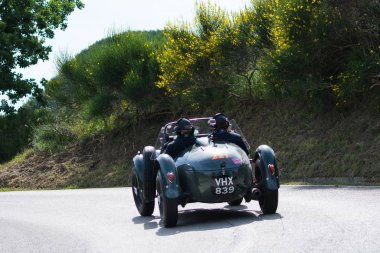 Pesaro Colle San Bartolo, İtalya - 17 Mayıs 2018: Frazer-Nash Le Mans Replica 1950 Mille Miglia 2018 rallisindeki eski bir yarış arabasında ünlü İtalyan tarihi yarışı (1927-1957))