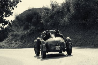 Pesaro Colle San Bartolo, İtalya - 17 Mayıs 2018: Frazer-Nash Le Mans Replica 1950 Mille Miglia 2018 rallisindeki eski bir yarış arabasında ünlü İtalyan tarihi yarışı (1927-1957))