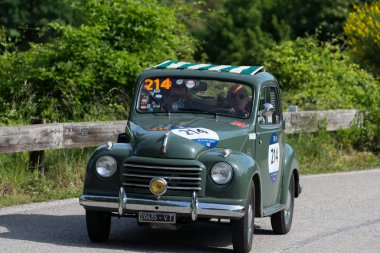 Pesaro Colle San Bartolo, İtalya - Mayıs 17-2018: Fiat 500 C 