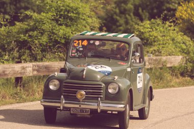 Pesaro Colle San Bartolo, İtalya - Mayıs 17-2018: Fiat 500 C 