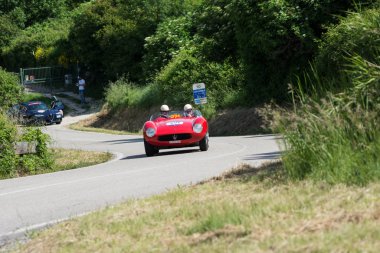 Pesaro Colle San Bartolo, İtalya - 17 Mayıs 2018: Maserati 150 S 1955 Mille Miglia 2018 rallisinde eski bir yarış arabası üzerinde ünlü İtalyan tarihi yarışı (1927-1957))