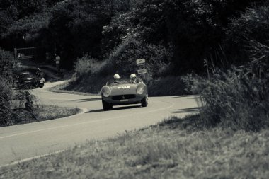 Pesaro Colle San Bartolo, İtalya - 17 Mayıs 2018: Maserati 150 S 1955 Mille Miglia 2018 rallisinde eski bir yarış arabası üzerinde ünlü İtalyan tarihi yarışı (1927-1957))