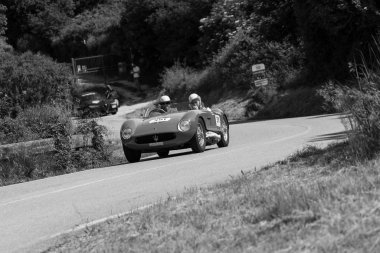 Pesaro Colle San Bartolo, İtalya - 17 Mayıs 2018: Maserati 150 S 1955 Mille Miglia 2018 rallisinde eski bir yarış arabası üzerinde ünlü İtalyan tarihi yarışı (1927-1957))