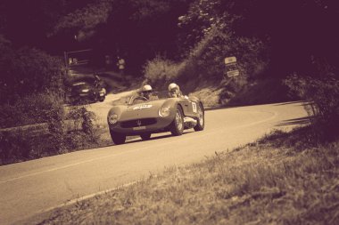 Pesaro Colle San Bartolo, İtalya - 17 Mayıs 2018: Maserati 150 S 1955 Mille Miglia 2018 rallisinde eski bir yarış arabası üzerinde ünlü İtalyan tarihi yarışı (1927-1957))