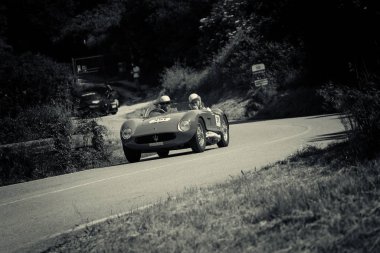 Pesaro Colle San Bartolo, İtalya - 17 Mayıs 2018: Maserati 150 S 1955 Mille Miglia 2018 rallisinde eski bir yarış arabası üzerinde ünlü İtalyan tarihi yarışı (1927-1957))