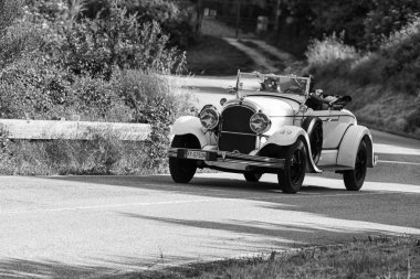 Pesaro Colle San Bartolo, İtalya - 17 Mayıs 2018: Chrysler 72 De Luxe Roadster 1928 Mille Miglia 2018 rallisinde eski bir yarış arabası üzerinde ünlü İtalyan tarihi yarışı (1927-1957))