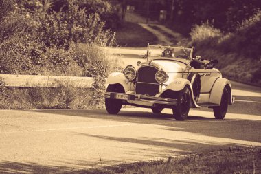Pesaro Colle San Bartolo, İtalya - 17 Mayıs 2018: Chrysler 72 De Luxe Roadster 1928 Mille Miglia 2018 rallisinde eski bir yarış arabası üzerinde ünlü İtalyan tarihi yarışı (1927-1957))