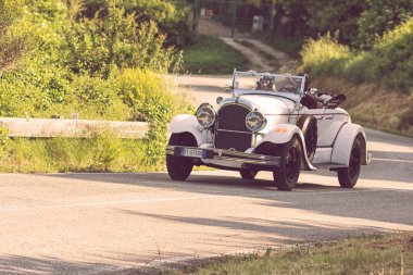 Pesaro Colle San Bartolo, İtalya - 17 Mayıs 2018: Chrysler 72 De Luxe Roadster 1928 Mille Miglia 2018 rallisinde eski bir yarış arabası üzerinde ünlü İtalyan tarihi yarışı (1927-1957))