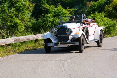 Pesaro Colle San Bartolo, İtalya - 17 Mayıs 2018: Chrysler 72 De Luxe Roadster 1928 Mille Miglia 2018 rallisinde eski bir yarış arabası üzerinde ünlü İtalyan tarihi yarışı (1927-1957))
