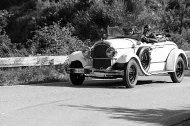 Pesaro Colle San Bartolo, İtalya - 17 Mayıs 2018: Chrysler 72 De Luxe Roadster 1928 Mille Miglia 2018 rallisinde eski bir yarış arabası üzerinde ünlü İtalyan tarihi yarışı (1927-1957))